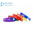 Suministre pulseras de silicona personalizadas de goma rellenas de color de regalos promocionales para fiestas o eventos baratos